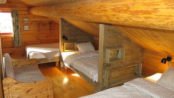 3 bedrooms, desk, internet