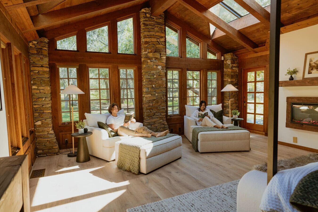 Televisión, chimenea y estéreo 