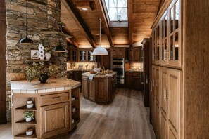Fridge, microwave, oven, stovetop - Luxury Nature Getaway *Stone House* by Casa Oso (Mariposa)