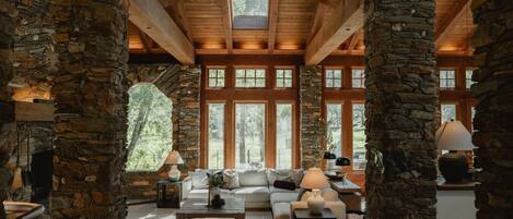 TV, lareira, aparelho de som