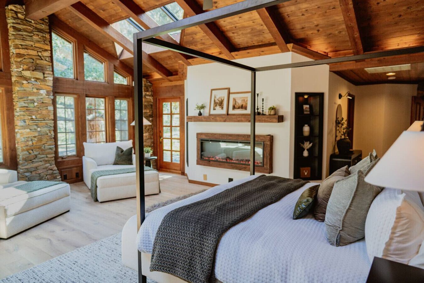 3 quartos, escrivaninha, ferros/tábuas de passar roupa, berço de viagem