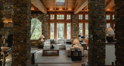 Stone House by CasaOso, HotTub