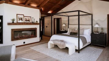 Desk, iron/ironing board, travel cot, WiFi