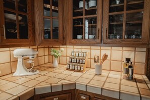 ثلاجة، ميكرووي�ف، فرن، موقد طهي مسطح