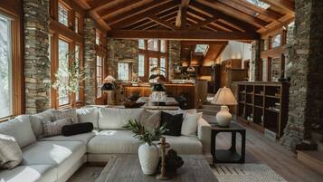 Een televisie, een open haard en een stereo