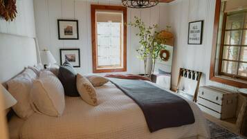 3 bedrooms, desk, iron/ironing board, travel crib