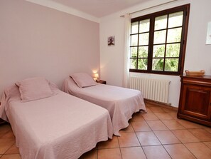 5 slaapkamers, een strijkplank/strijkijzer, wifi