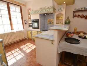 Een koelkast, een microgolfoven, een oven, een vaatwasser