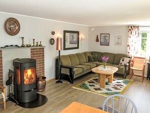 Una televisión, una chimenea