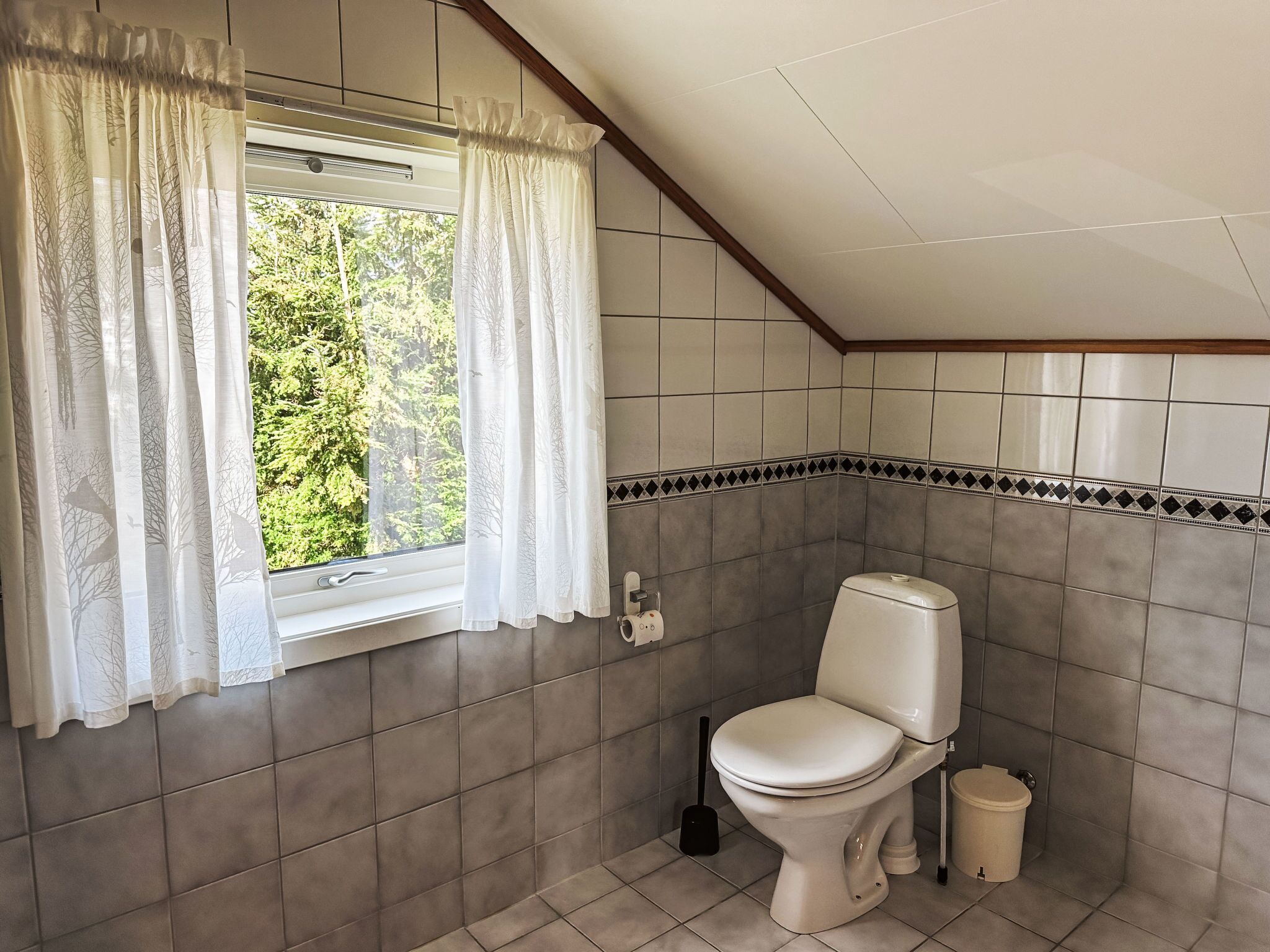 Ein Badezimmer mit Toilette, Bidet und Mülleimer.