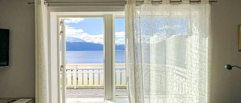 Una televisión, una chimenea