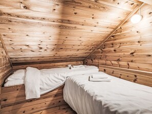 2 bedrooms, desk, WiFi