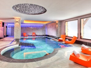 Innendørsbasseng og et oppvarmet basseng