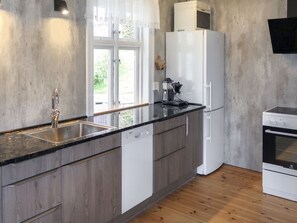 Refrigerador, microondas, horno y lavavajillas