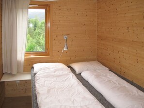 10 Schlafzimmer, Schreibtisch, Bügeleisen/Bügelbrett, WLAN