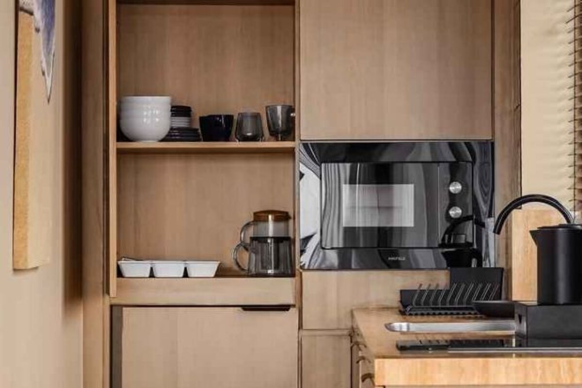 Private kitchen | Coffee/tea maker, mini-fridge, microwave, stovetop