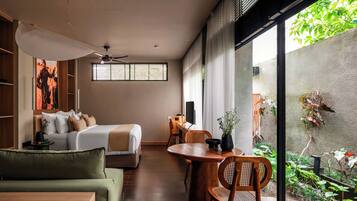 Studio Suite Keluarga, 1 Tempat Tidur King dengan tempat tidur Sofa, pemandangan kebun | 1 kamar tidur, seprai premium, bantalan ekstra lembut, dan brankas