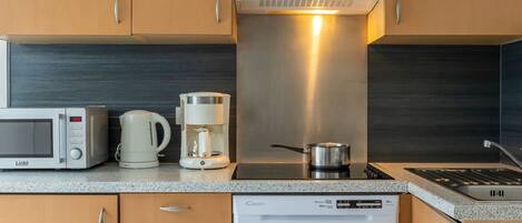 Frigorifero, lavastoviglie, pentole/stoviglie/utensili