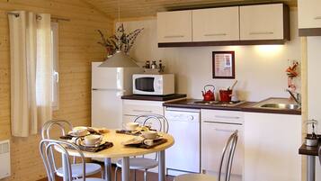 Réfrigérateur, micro-ondes, lave-vaisselle, chaise haute