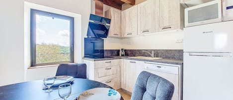 Kühlschrank, Geschirrspüler, Kochgeschirr/Geschirr/Besteck