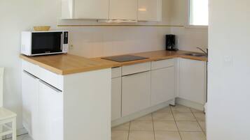 Geladeira, micro-ondas, lava-louças, cadeirĂŁo de bebĂȘ