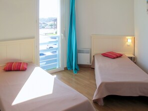 4 bedrooms, iron/ironing board, WiFi