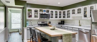 Daphne Home w/ Deck: Close to Beaches & Parks!