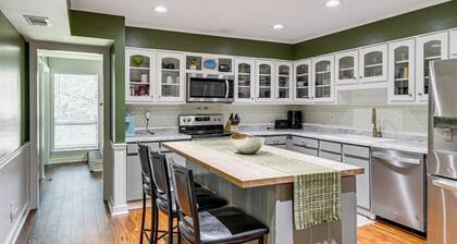 Daphne Home w/ Deck: Close to Beaches & Parks!