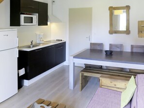 Fridge, dishwasher, cookware/dishes/utensils