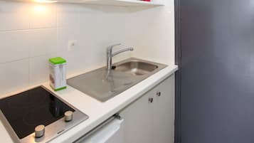 冰箱、微波炉、烤面包机、高脚椅