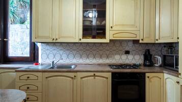 Frigorifero, forno, lavastoviglie, pentole/stoviglie/utensili