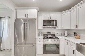 Fridge, microwave, oven, stovetop - 2 Mi to Citadel Outlets! East LA Retreat Near I-5 (Los Angeles)
