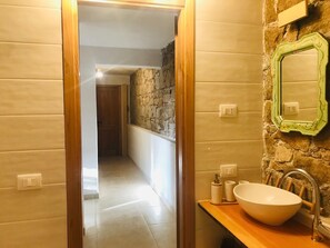 Haartrockner, Handtücher, Seife, Toilettenpapier