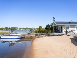 بالقرب من الشاطئ