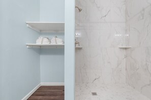 Een douche, een haardroger, handdoeken, zeep