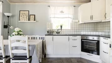 Refrigerador, microondas, horno, utensilios de cocina