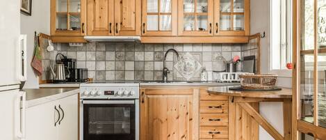 Frigorifero, microonde, forno, pentole/stoviglie/utensili