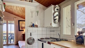 Kjøleskap, mikrobølgeovn, brødrister og høy barnestol