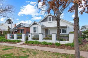 Exterior - Thorne St Luxe Loft - CBD Location, Modern Design (Wagga Wagga)