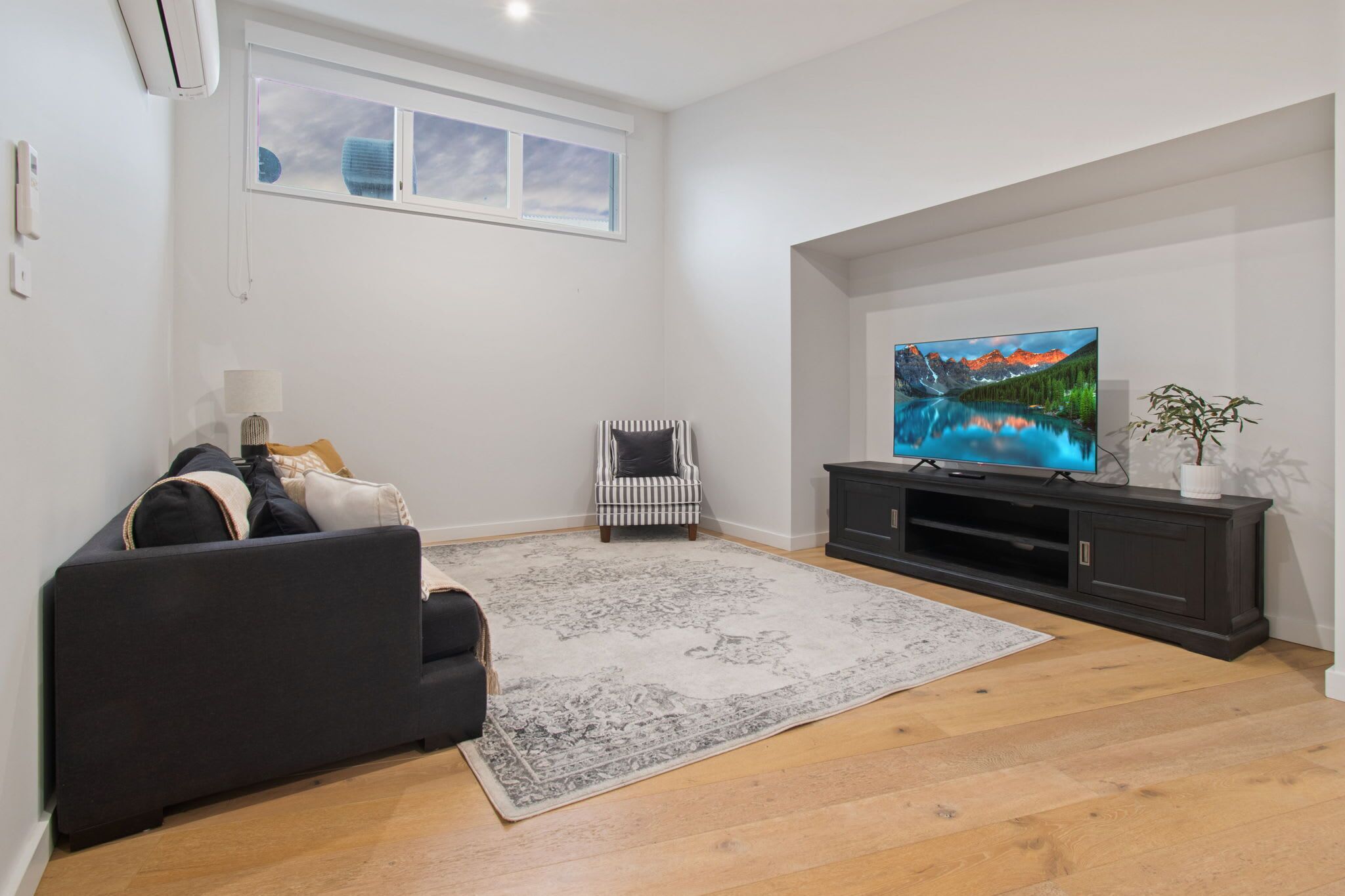 TV, peis og kontorer