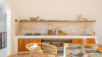 Kursi makan untuk bayi, perlengkapan kebersihan, tisu, dan meja makan