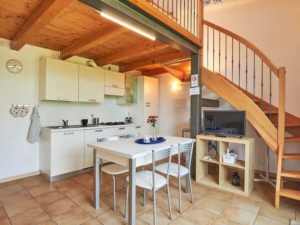 Kjøleskap, mikrobølgeovn, oppvaskmaskin og kjøkkenutstyr