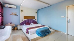 A modern hotel room with a bed, bedside table, and an air conditioning unit. - Light Stay·Noli Theme Hotel (Shanghai Fengxian Nanqiao Branch) (Shanghai)