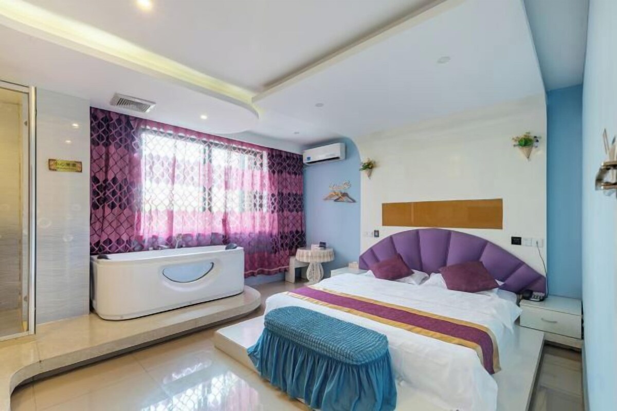 Business Queen Room