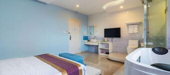 Light Stay·Noli Theme Hotel (Shanghai Fengxian Nanqiao Branch)