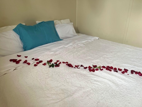 3 bedrooms, desk, free WiFi, bed sheets. Charming bungalow with WiFi in Nyanga