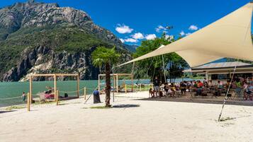 Una spiaggia nelle vicinanze