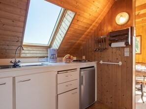 Réfrigérateur, batterie de cuisine, vaisselle et ustensiles
