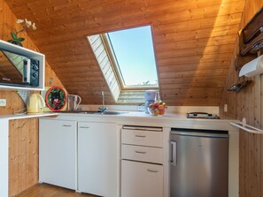 Réfrigérateur, micro-ondes, grille-pain