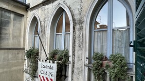 Un edificio con ventanas de arco y un cartel que dice 'Locanda Ca'di Ni'.